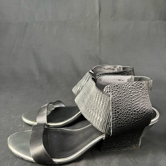 United Nude Chrome and Black sandals - Picture 3 of 4